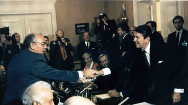 La invasión a Ucrania recuerda a muchos la Guerra Fría