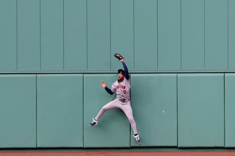 El jardinero central de los Astros de Houston, Brice Matthews, atrapa la pelota en un elevado de sacrificio bateado por Willson Contreras de los Medias Rojas de Boston durante la quinta entrada de un partido de béisbol, el sábado 2 de mayo de 2026, en Boston. (AP Foto/Mark Stockwell)
