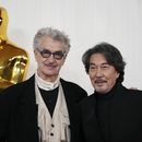 Wim Wenders, izquierda, y Koji Yakusho llegan a los Oscar el domingo 10 de marzo de 2024, en el Teatro Dolby en Los Ángeles. (Foto AP/Ashley Landis)