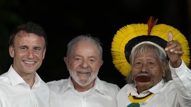 El presidente francés Emmanuel Macron, desde la izquierda, el presidente de Brasil Luiz Inácio Lula da Silva y el jefe Raoni Metuktire, posan para las fotos en la isla de Combu, cerca de Belem, estado de Pará, Brasil, martes 26 de marzo de 2024. (AP Foto/Eraldo Peres)