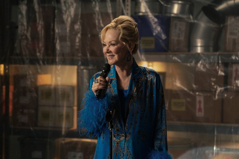 Esta imagen difundida por HBO muestra a Jean Smart en una escena de Hacks. (HBO via AP)
