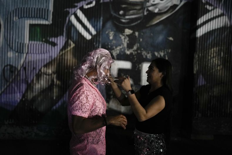 Un fan se prepara para el concierto la gira Mañana será bonito de Karol G en el Estadio Azteca de la Ciudad de México el jueves 8 de febrero de 2024. (Foto AP/Eduardo Verdugo)