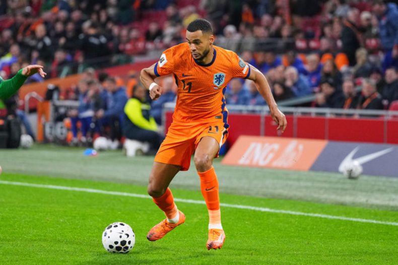 ARCHIVO - Cody Gakpo, de Holanda, controla el balón durante un cotejo de la eliminatoria mundialista ante Lituania, el lunes 17 de noviembre de 2025 (AP Foto/Peter Dejong, archivo)