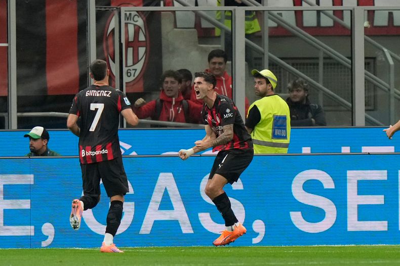 Christian Pulisic del AC Milan celebra tras anotar en el encuentro ante el Napoli en la Serie A el domingo 28 de septiembre del 2025. (AP Foto/Luca Bruno)