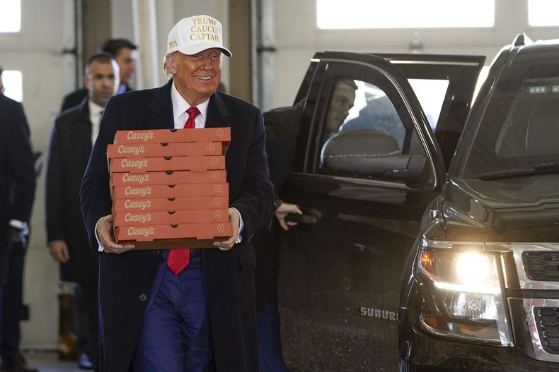 El expresidente Donald Trump llega a entregar pizza al Departamento de Bomberos de Waukee, Iowa, el domingo 14 de enero de 2024. (AP Foto/Andrew Harnik)