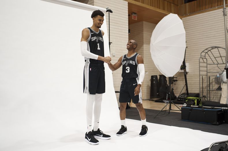 Victor Wembanyama y Chris Paul de los Spurs de San Antonio posan durante el día de medios de la NBA el lunes 30 de septiembre del 2024. (AP Foto/Darren Abate)