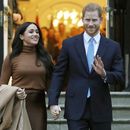 ARCHIVO - En esta fotografía de archivo del 7 de enero de 2020, el príncipe Enrique de Gran Bretaña y Meghan, duquesa de Sussex, salen de Canada House en Londres. (Foto AP/Frank Augstein, archivo)