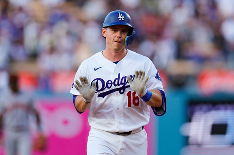 Will Smith, de los Dodgers de Los Ángeles, celebra tras conseguir un jonrón ante los Gigantes de San Francisco, el jueves 14 de mayo de 2026 (AP Foto/Ryan Sun)