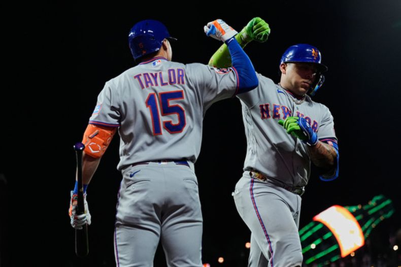 El venezolano Francisco Álvarez, de los Mets de Nueva York, festeja con Tyrone Taylor, luego de conseguir un jonrón ante los Gigantes de San Francisco, el viernes 3 de abril de 2026 (AP Foto/Godofredo A. Vásquez)