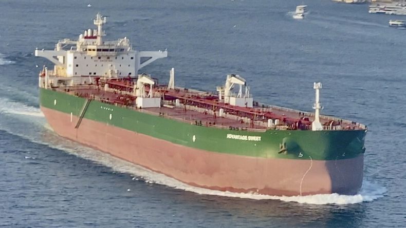 En esta foto provista por Cavit Ege Tulca, el buque cisterna Advantage Sweet atraviesa el estrecho del Bósforo en Estambul, Turquía, 23 de diciembre de 2022. La marina iraní tomó un buque cisterna con bandera de las Islas Marshall en el Golfo de Omán, 27 de aril de 2023. (Cavit Ege Tulca via AP)