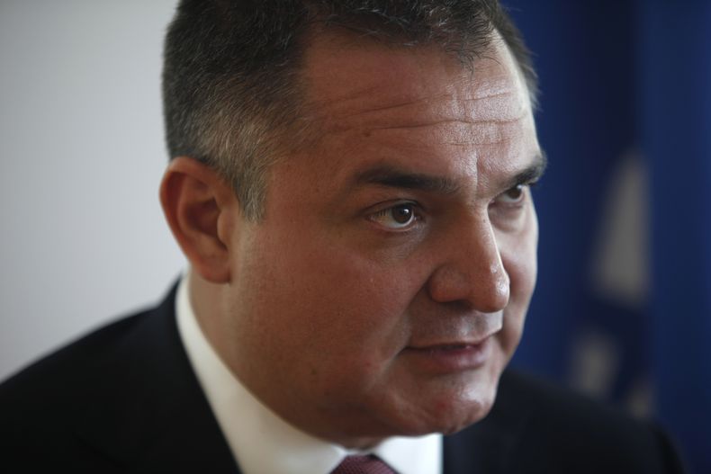 ARCHIVO - El secretario de Seguridad mexicano Genaro García Luna habla durante una entrevista en la Ciudad de México, el 3 de septiembre de 2009. (AP Foto/Darío López-Mills, Archivo)