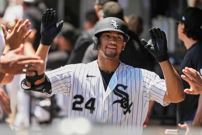Braden Montgomery, de los Medias Blancas de Chicago, celebra con sus compañeros de equipo tras conectar un jonrón de tres carreras durante la primera entrada de un partido de béisbol contra los Atléticos, en Chicago, el domingo 12 de julio de 2026. (Foto AP/Nam Y. Huh)