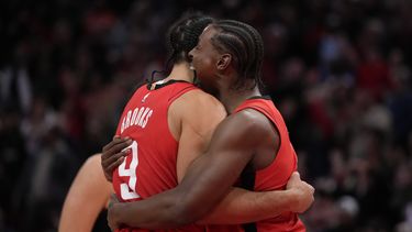 Dillon Brooks, alero de los Rockets de Houston, festeja con JaeSEan TAte, luego del triunfo sobre los Cavaliers de Cleveland, el miércoles 22 de enero de 2025 (AP Foto/Ashley Landis)