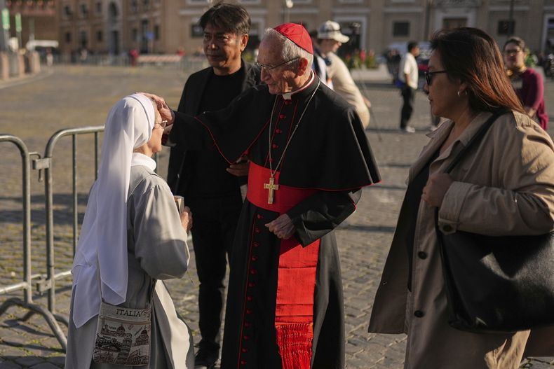 El cardenal Silvano Tomasi bendice a una monja en la Plaza de San Pedro del Vaticano, el 22 de abril de 2025. (AP Foto/Francisco Seco)
