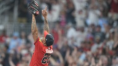 El cubano Raisel Iglesias, relevista de los Bravos de Atlanta, festeja el triunfo sobre los Nacionales de Washington, el viernes 9 de junio de 2023 (AP Foto/Brynn Anderson)