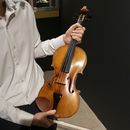El violinista Stefan Jackiw sostiene el Joachim-Ma Stradivarius de 1714 en la casa de subastas Sothebys en Nueva York el lunes 3 de febrero de 2025. (Foto AP/Ted Shaffrey)