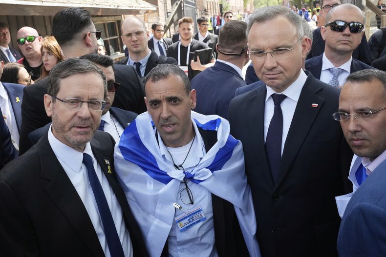 El presidente polaco Andrzej Duda (der) con el presidente israelí Isaac Herzog en el antiguo campo de exterminio nazi Auschwitz-Birkenau pa en Oswiecim, Polonia, el 24 de abril del 2025. (Foto AP/Czarek Sokolowski)