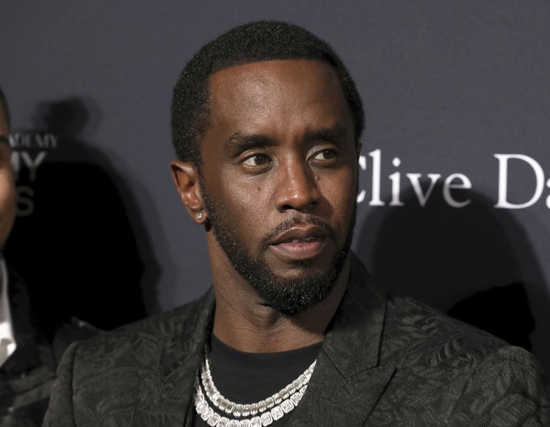 ARCHIVO - Sean Combs llega a la gala previa a los Grammy y saludo a los íconos de la industria en el Hotel Beverly Hilton el sábado 25 de enero de 2020 en Beverly Hills, California. (Foto Mark Von Holden/Invision/AP, archivo)