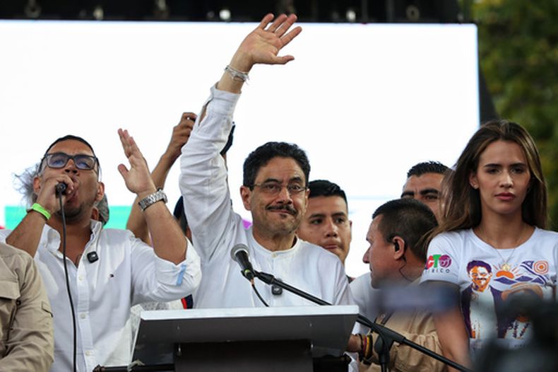El senador Iván Cepeda, candidato presidencial de la coalición gobernante Pacto Histórico, en el centro, saluda a sus seguidores durante un mitin de campaña en Cali, Colombia, el sábado 2 de mayo de 2026. (AP Foto/Santiago Saldarriaga)