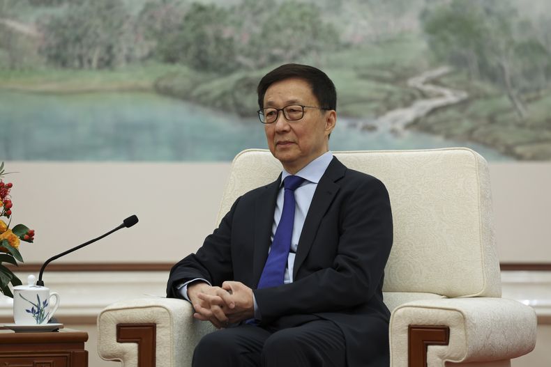 El vicepresidente chino Han Zheng participa en una reunión con Rachel Reeves, canciller de la Hacienda del Reino Unido, el sábado 11 de enero de 2025, en el Gran Salón del Pueblo en Beijing. (Florence Lo/Foto compartida vía AP)