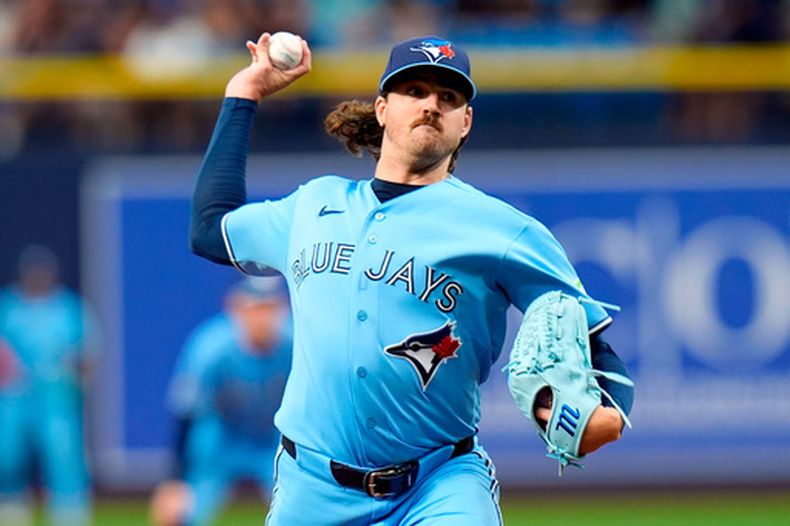 El lanzador de los Azulejos de Toronto, Kevin Gausman, realiza un lanzamiento ante los Rays de Tampa Bay durante la primera entrada de un partido de béisbol el martes 5 de mayo de 2026, en St. Petersburg, Florida. (Foto AP/Chris OMeara)