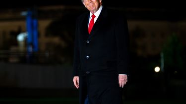 El presidente Donald Trump vuelve a la Casa Blanca después de visitar Clarksville, Tennessee, el sábado 10 de octubre de 2026, en Washington. (AP Foto/Nathan Howard)