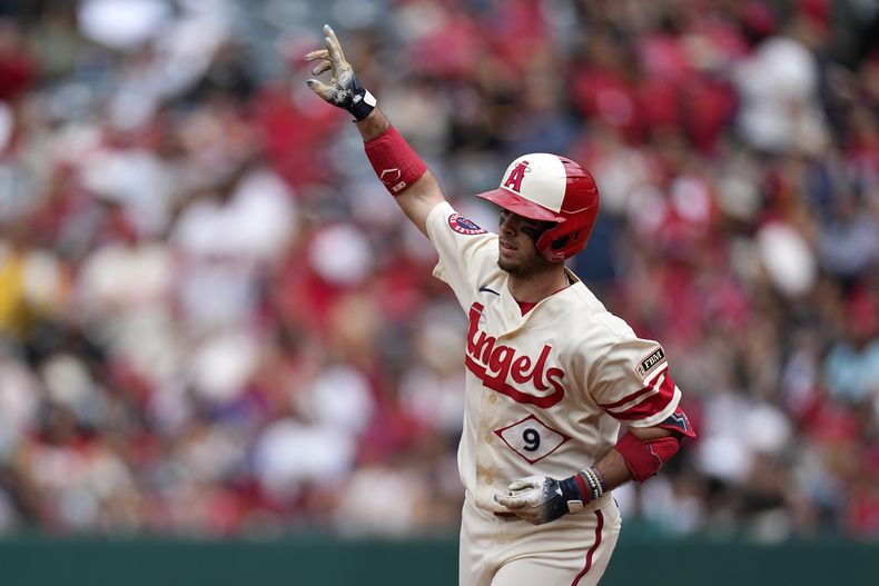 Zach Neto, de los Angelinos de Los Ángeles, saluda mientras da vuelta en segunda base después de batear cuadrangular solitario en la segunda entrada en el juego de béisbol en contra de los Marineros de Seattle, el domingo 11 de junio de 2023, en Anaheim, California. (AP Foto/Mark J. Terrill)