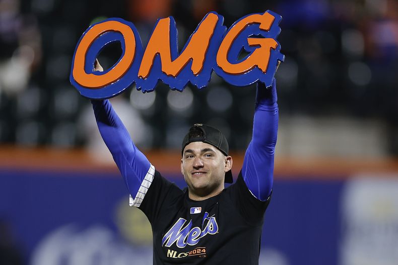El segunda base de los Mets de Nueva York, José Iglesias, celebra en el campo después de que los Mets vencieron a los Filis de Filadelfia en el Juego 4 de la Liga Nacional, el miércoles 9 de octubre de 2024, en Nueva York. (AP Foto/Adam Hunger)
