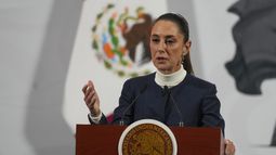ARCHIVO - La presidenta mexicana Claudia Sheinbaum encabeza su conferencia de prensa de todas las mañanas en Palacio Nacional en Ciudad de México el lunes 3 de febrero de 2025. (AP Foto/Marco Ugarte, Archivo)