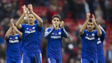 americateve | Oscar (centro), Cesc F&aacute;bregas (der) y otros jugadores del Chelsea festejan la victoria 2-1 sobre Liverpool el 8 de noviembre del 2014 en el Anfield Stadium de Liverpool. Oscar firm&oacute; una pr&oacute;rroga de su contrato que lo ligar&aacute; al