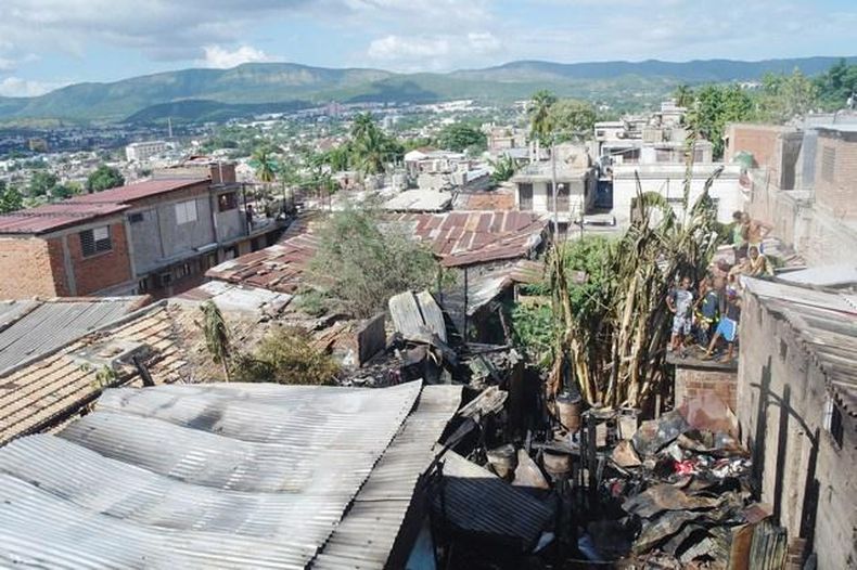 A juzgar por las imágenes publicadas por el periódico local, se trata de viviendas precarias.