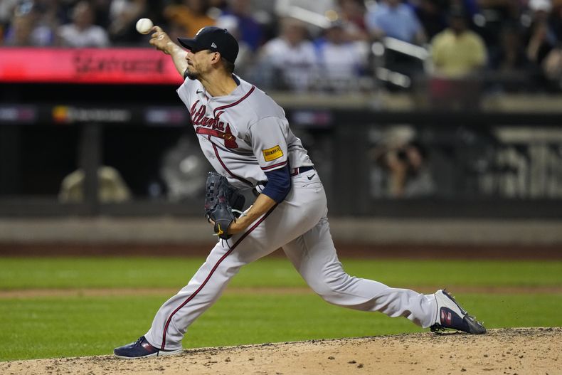 Charlie Morton, de los Bravos de Atlanta, lanza en la quinta entrada del juego ante los Mets de Nueva York, el viernes 11 de agosto de 2023 (AP Foto/Frank Franklin II)