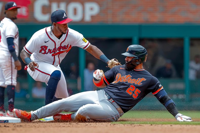 Gleyber Torres (25), de los Tigres de Detroit, es puesto fuera por el campocorto de los Bravos de Atlanta, Jorge Mateo (2), en su intento de extender un sencillo a doble durante la quinta entrada del juego de béisbol de Grandes Ligas del jueves 30 de abril de 2026, en Atlanta. (AP Foto/Erik S. Lesser)