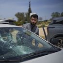 ARCHIVO - Basel Adra, codirector palestino del documental ganador del Oscar No Other Land, mira un automóvil dañado después del ataque de un colono en la aldea de Susiya en Masafer Yatta, en las colinas del sur de Hebrón, el 25 de marzo de 2025.(Foto AP/Leo Correa, archivo)