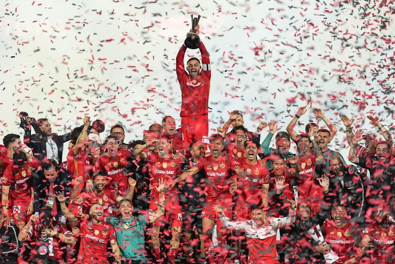 Alexis Vega, del Toluca, alza la Campeones Cup conquistada el miércoles 1 de octubre de 2025 con un triunfo sobre el Galaxy de Los Ángeles en Carson, California (AP Foto/Jae C. Hong)