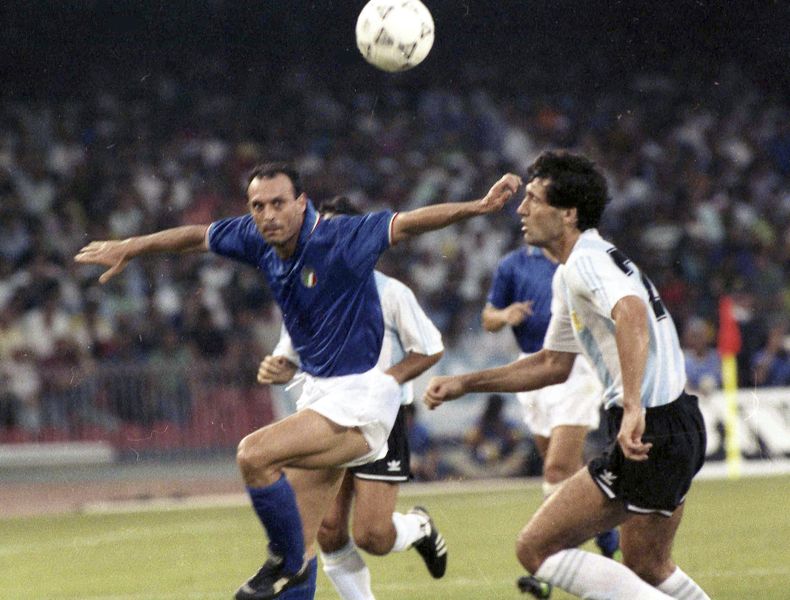 ARCHIVO - El italiano Salvatore Schillaci (izquierda) y el argentino Juan Simón disputa el balón en la semifinal de la Copa Mundial, el 3 de julio de 1990, en Nápoles, Italia. (AP Foto)
