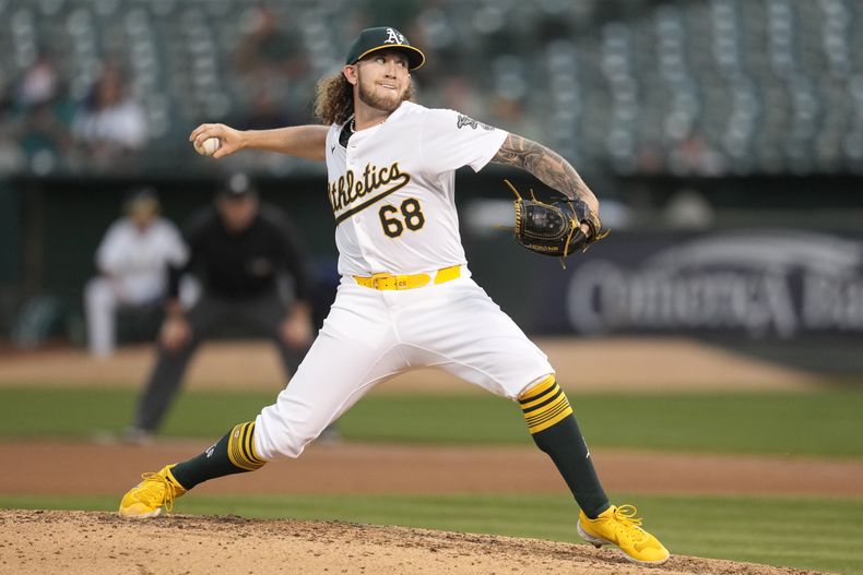 Joey Estes, abridor de los Atléticos de Oakland, trabaja en contra de los Marineros de Seattle durante la séptima entrada del juego de béisbol del miércoles 5 de junio de 2024, en Oakland, California. (AP Foto/Jeff Chiu)