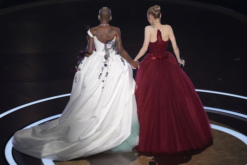 Cynthia Erivo y Ariana Grande em el escenario durante la ceremonia de los Oscar el domingo 2 de marzo de 2025 en el Teatro Dolby de Los Ángeles. (Foto AP/Chris Pizzello)
