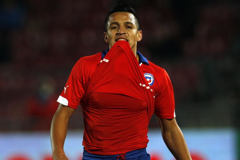 Alexis Sanchez, de Chile, durante un partido amistoso frente a Egipto en Santiago, Chile, el viernes 30 de mayo de 2014. Sanchez es uno de los 23 jugadores incluidos en la n&oacute;mina final de Chile para disputar la Copa del Mundo de Brasil. (AP Foto/Lu