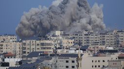 El humo se eleva tras un ataque aéreo israelí en la ciudad de Gaza, el jueves 12 de octubre de 2023. (Foto AP/Hatem Moussa)