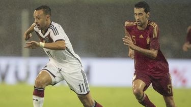 americateve | El jugador de Alemania, Karim Bellarabi, izquierda, corre con el bal&oacute;n ante la marca del jugador de Espa&ntilde;a, Sergio Busquets, en un amistoso el martes, 18 de noviembre de 2014, en Vigo, Espa&ntilde;a. (AP Photo/Lalo R. Villar)
