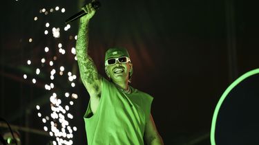 ARCHIVO - El cantante colombiano Feid se presenta en el festival Estéreo Picnic en Bogotá, Colombia, el sábado 23 de marzo de 2024. Con seis premios Feid fue uno de los máximos ganadores de los premios Latin AMAs el 25 de abril de 20204. (Foto AP/Ivan Valencia)