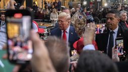 ARCHIVO - El expresidente Donald Trump habla con trabajadores de construcción en la sede de JPMorgan Chase en el centro de Manhattan, Nueva York, el 25 de abril de 2024. (AP Foto/Yuki Iwamura, Archivo)