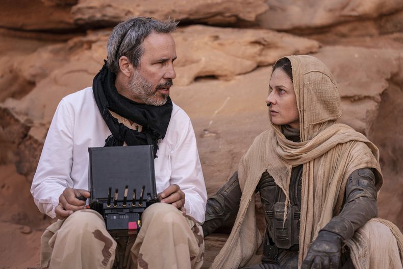 En esta imagen proporcionada por Warner Bros. Pictures, el director Denis Villeneuve, izquierda, con la actriz Rebecca Ferguson en el set de Dune: Part Two. (Niko Tavernise/Warner Bros. Pictures vía AP)