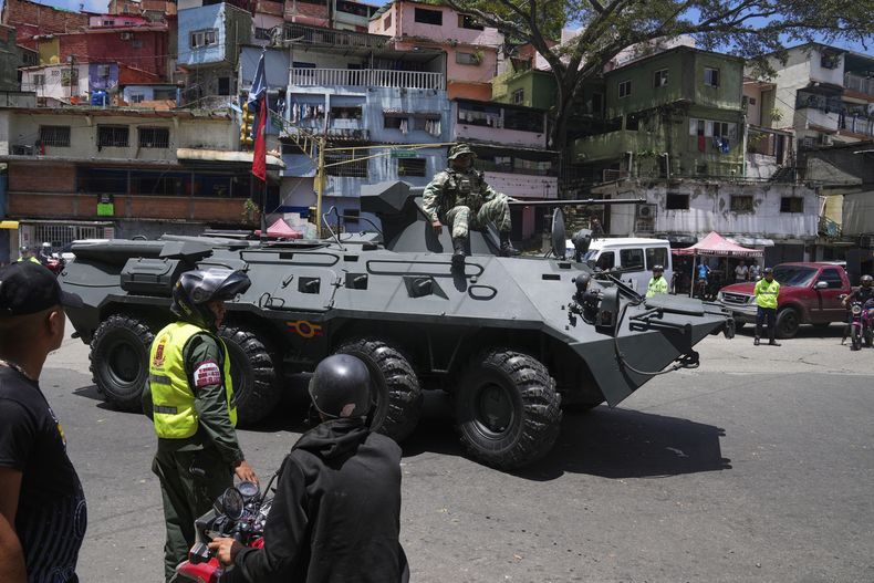 Un soldado se sienta en un vehículo blindado durante ejercicios militares en Caracas, Venezuela, el sábado 20 de septiembre de 2025. (Foto AP/Ariana Cubillos)