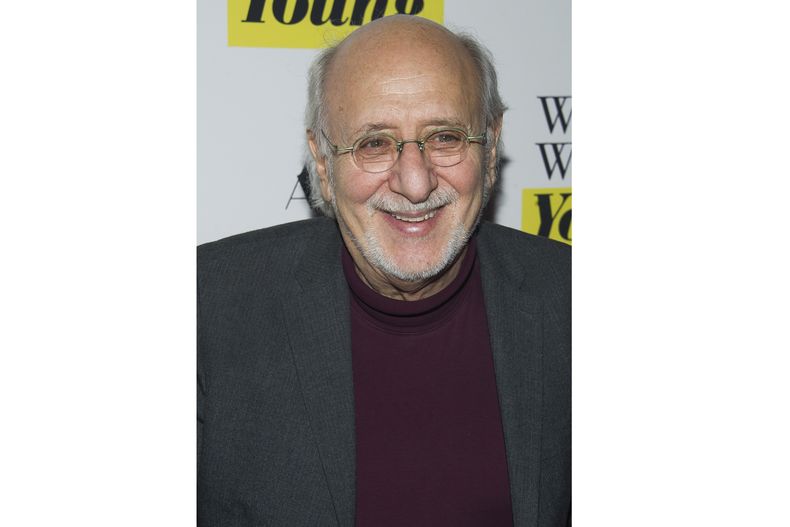 ARCHIVO - Peter Yarrow asiste al estreno de While Were Young en el Paris Theatre el 23 de marzo de 2015 en Nueva York. (Foto Charles Sykes/Invision/AP, archivo)