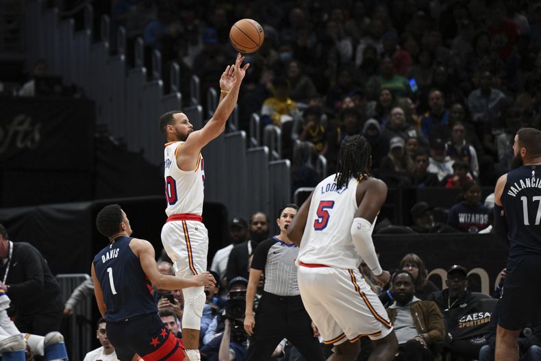 Stephen Curry, de los Warriors de Golden State, tira desde larga distancia, durante la segunda mitad del partido de baloncesto de la NBA, ante los Wizards de Washington, el lunes 4 de noviembre de 2024, en Washington. (AP Foto/Terrance Williams)
