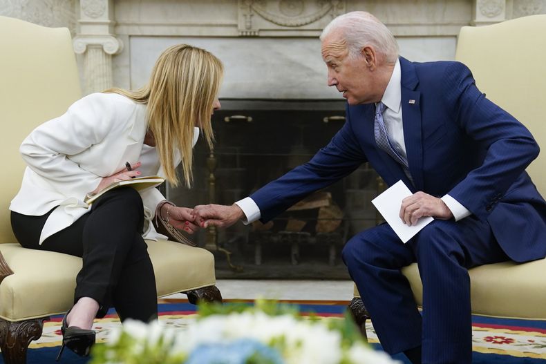 El presidente estadounidense Joe Biden durante su reunión con la primera ministra italiana Giorgia Meloni en la Oficina Oval de la Casa Blanca, Washington, el jueves 27 de julio de 2023. (AP Foto/Evan Vucci)