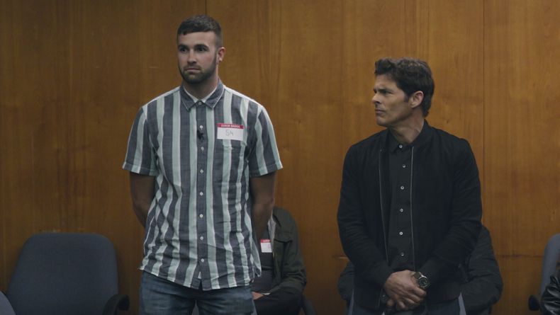 En esta imagen proporcionada por Amazon Freevee, Ronald Gladden, izquierda, y James Marsden en una escena de Jury Duty. (Amazon Freevee vía AP)