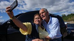 El candidato presidencial Nasry Asfura, del Partido Nacional, posa para una selfie al llegar a la sede de su partido en Tegucigalpa, Honduras, el miércoles 10 de diciembre de 2025. (Foto AP/Moisés Castillo)